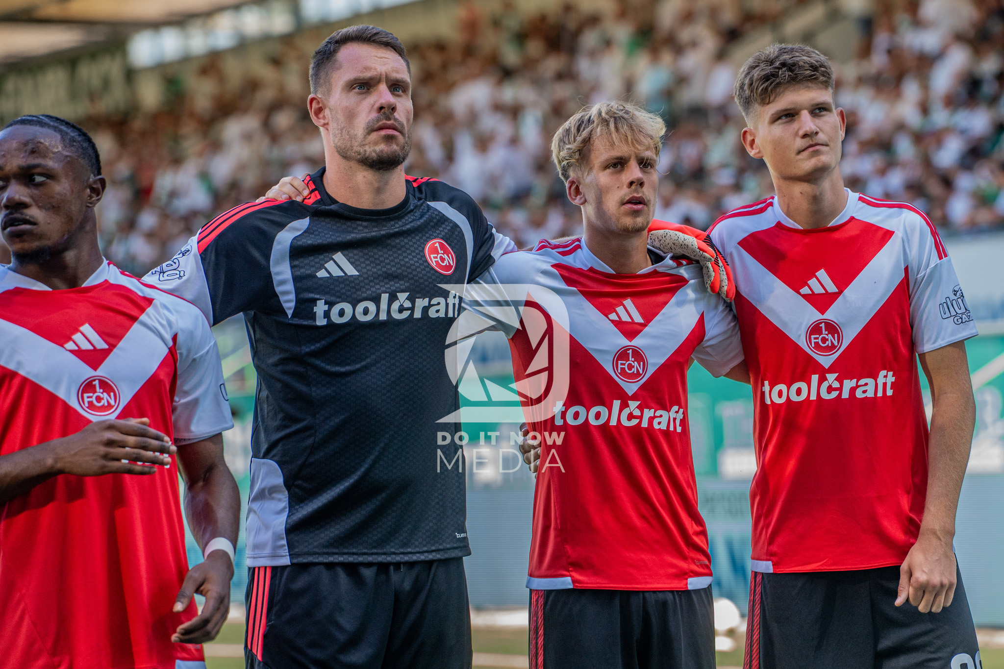 FCN-Spieler stehen mit ihrem Torwart vor der Tribüne in Fürth.