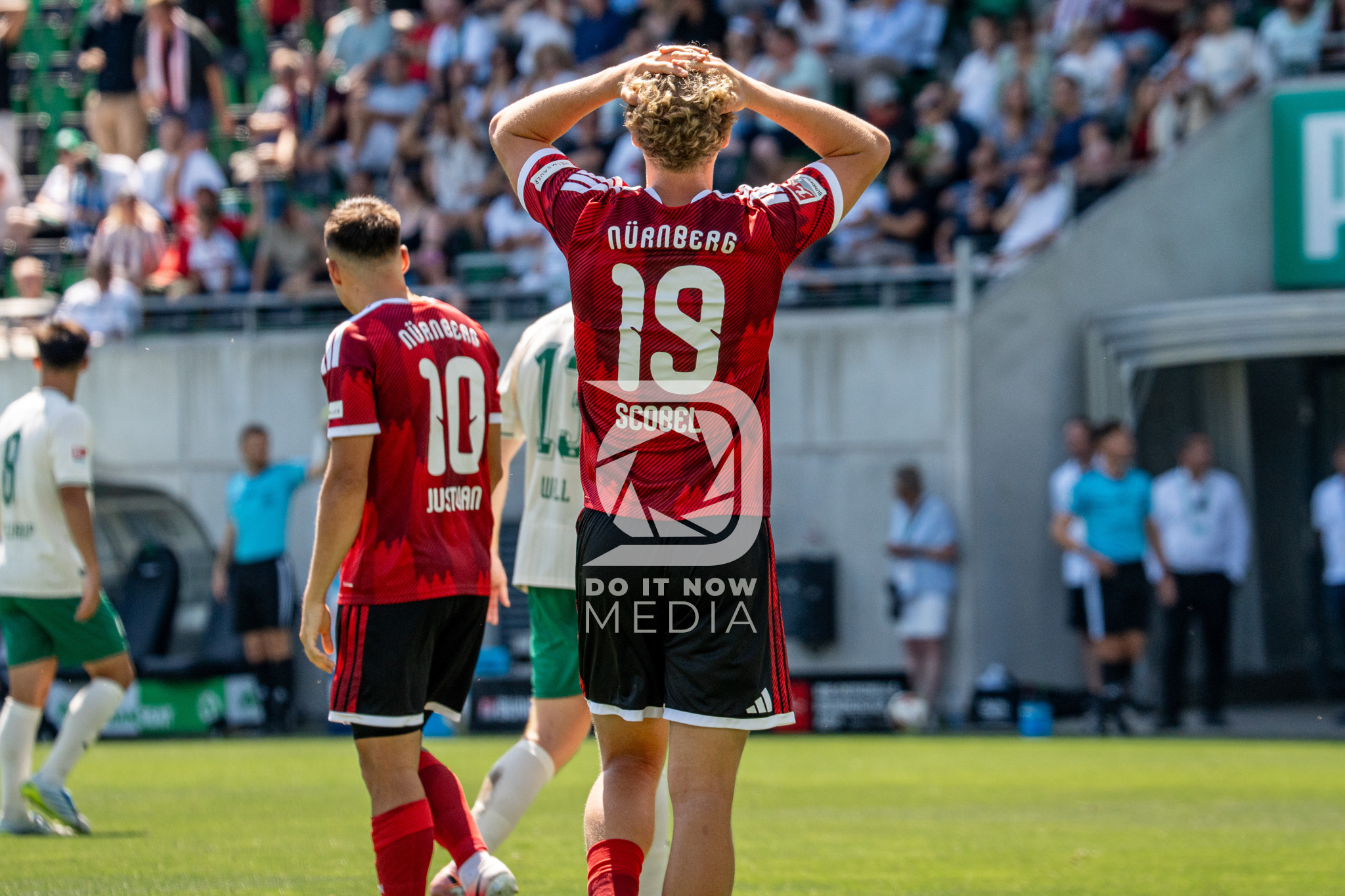 Ein Nürnberger Spieler mit den Händen auf dem Kopf während des Derbys.