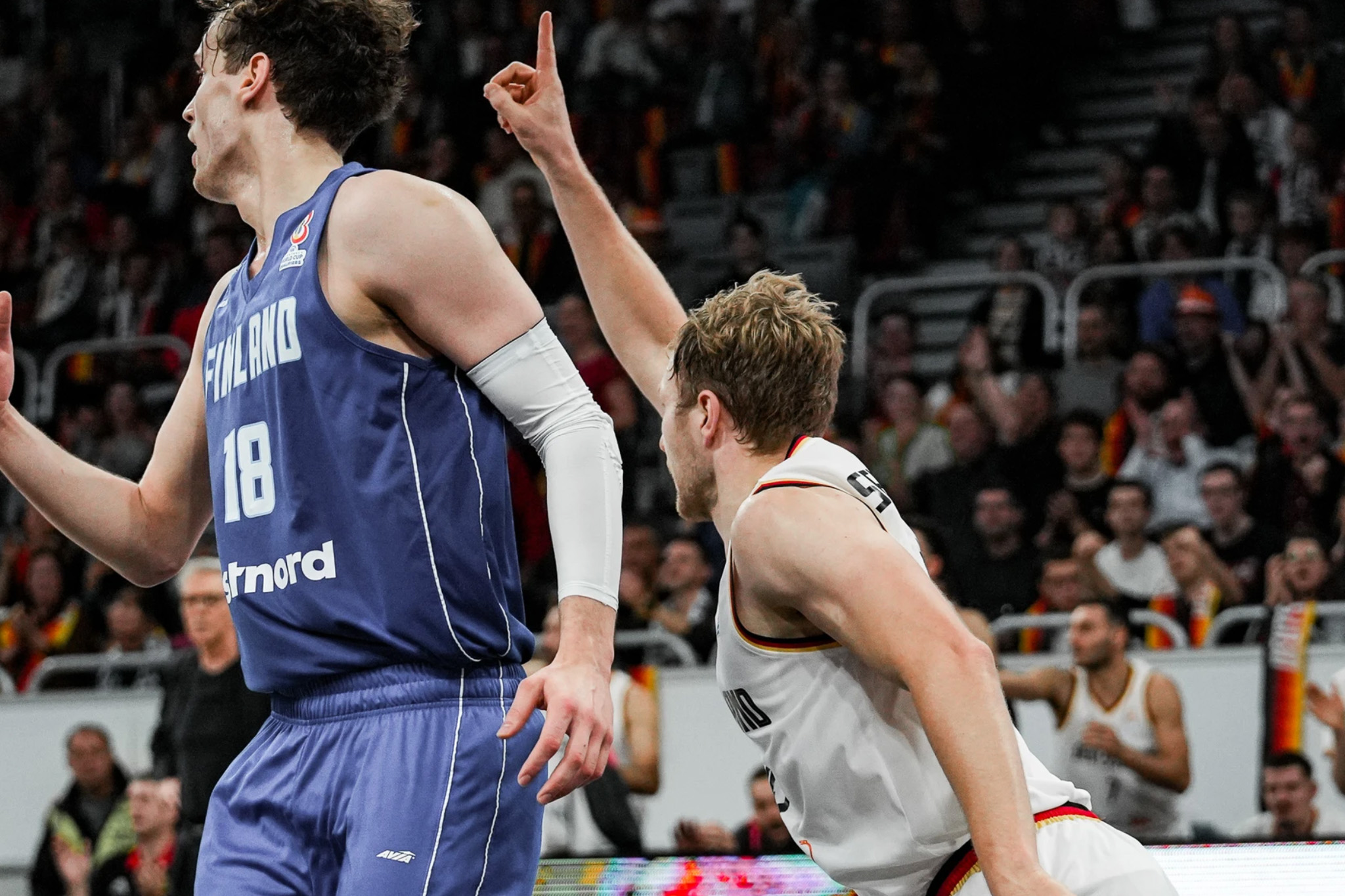 Christian Sengfelder hebt den Zeigefinger während einer Spielszene