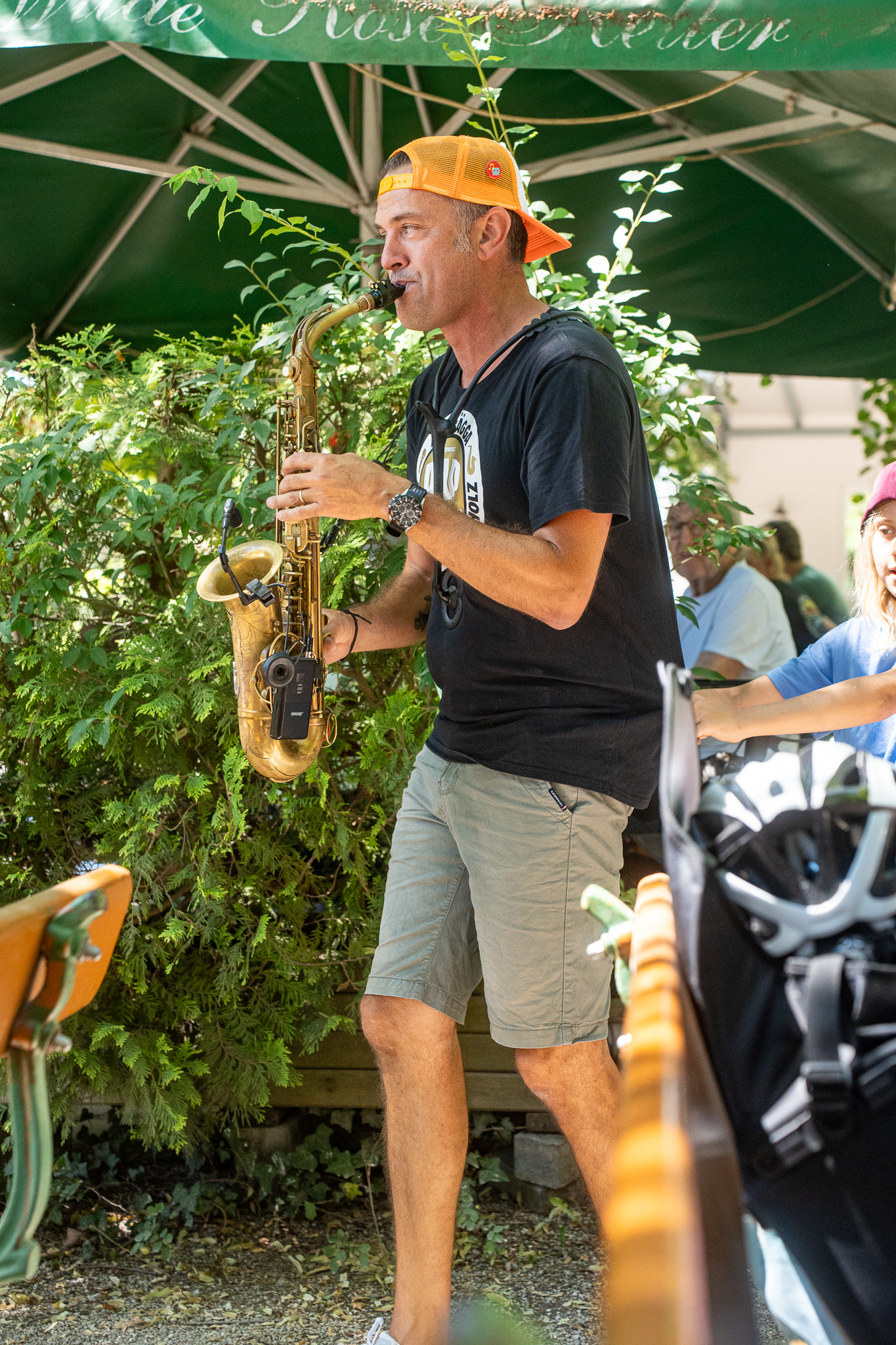 Ein Saxofonist spielt während des Auftritts im Spezi-Keller.