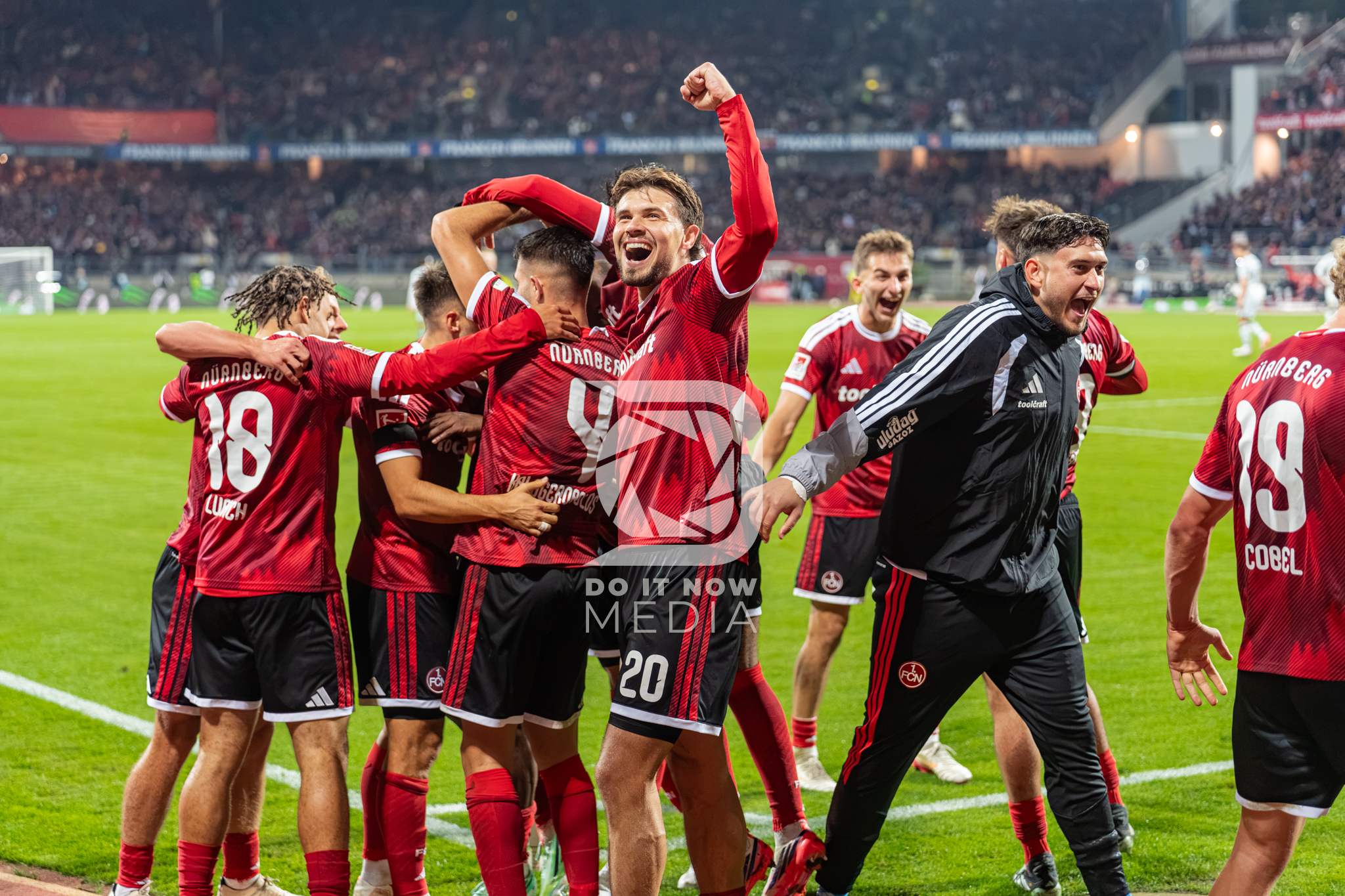 Spieler des 1. FC Nürnberg jubeln gemeinsam beim Heimspiel gegen den VfL Wolfsburg.