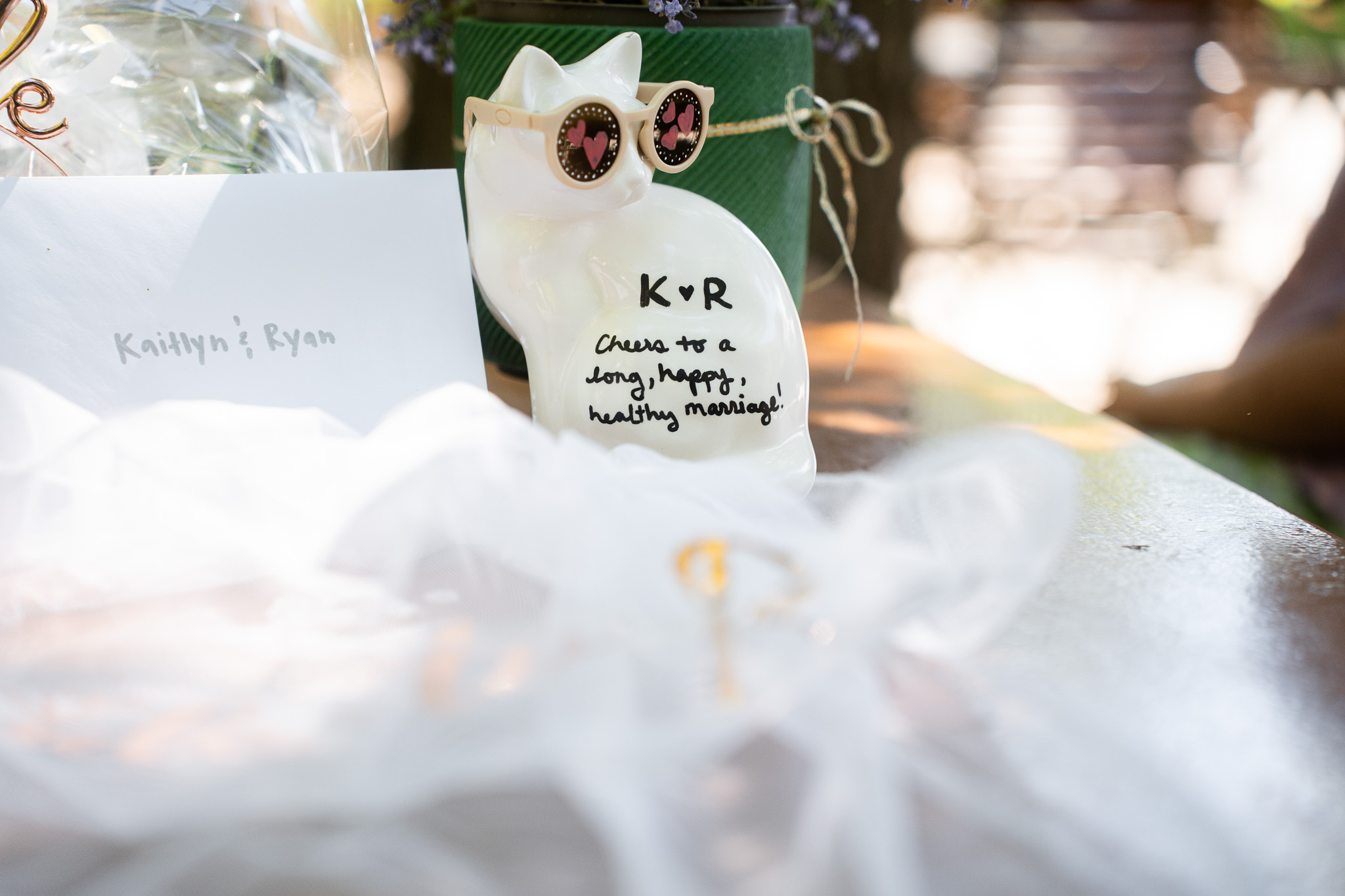 Persönliche Geschenke und eine Glückwunschkarte für Kaitlyn und Ryan.