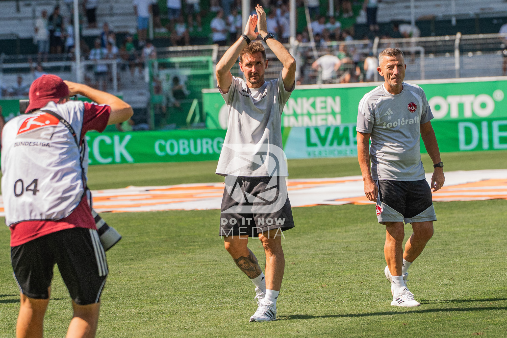 Mitglieder des FCN-Trainerteams applaudieren nach dem Derby in Fürth.
