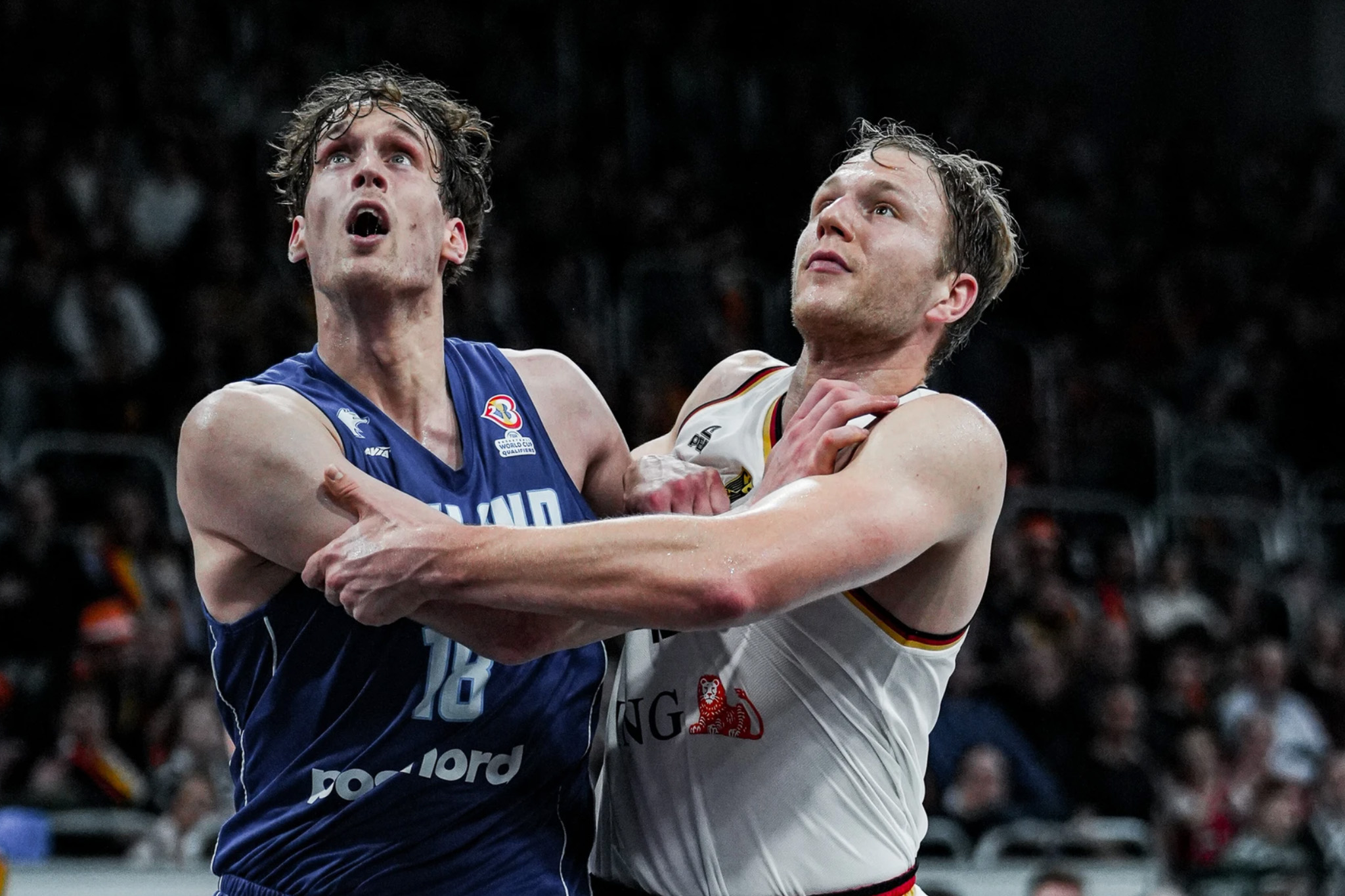 Christian Sengfelder kämpft mit einem finnischen Spieler um die Position unter dem Korb