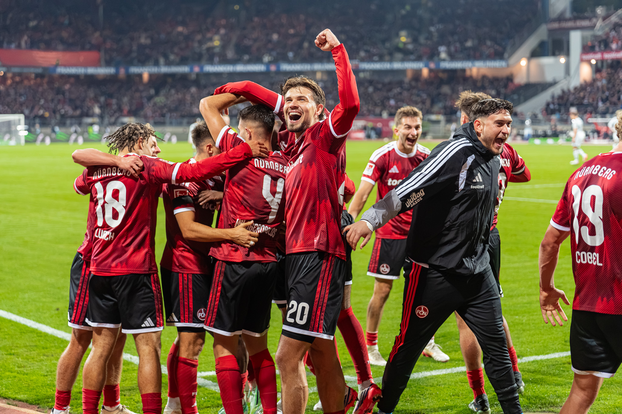 Ein Fußballspieler jubelt auf dem Spielfeld.