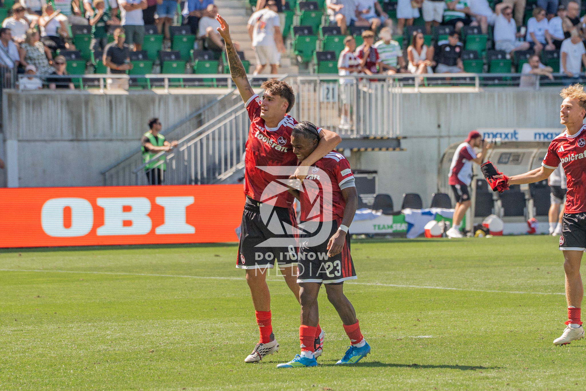 Zwei FCN-Spieler feiern gemeinsam nach dem Derby in Fürth.