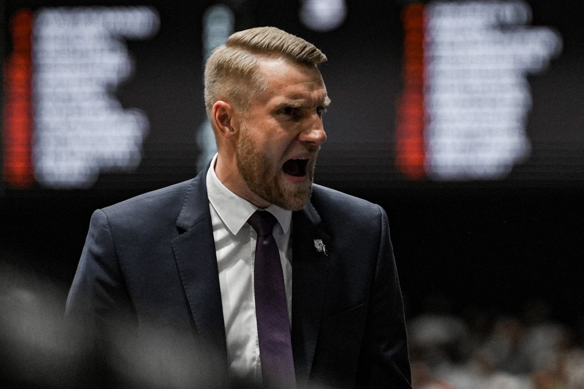 Ein Trainer gibt lautstark Anweisungen während des Playoff-Spiels