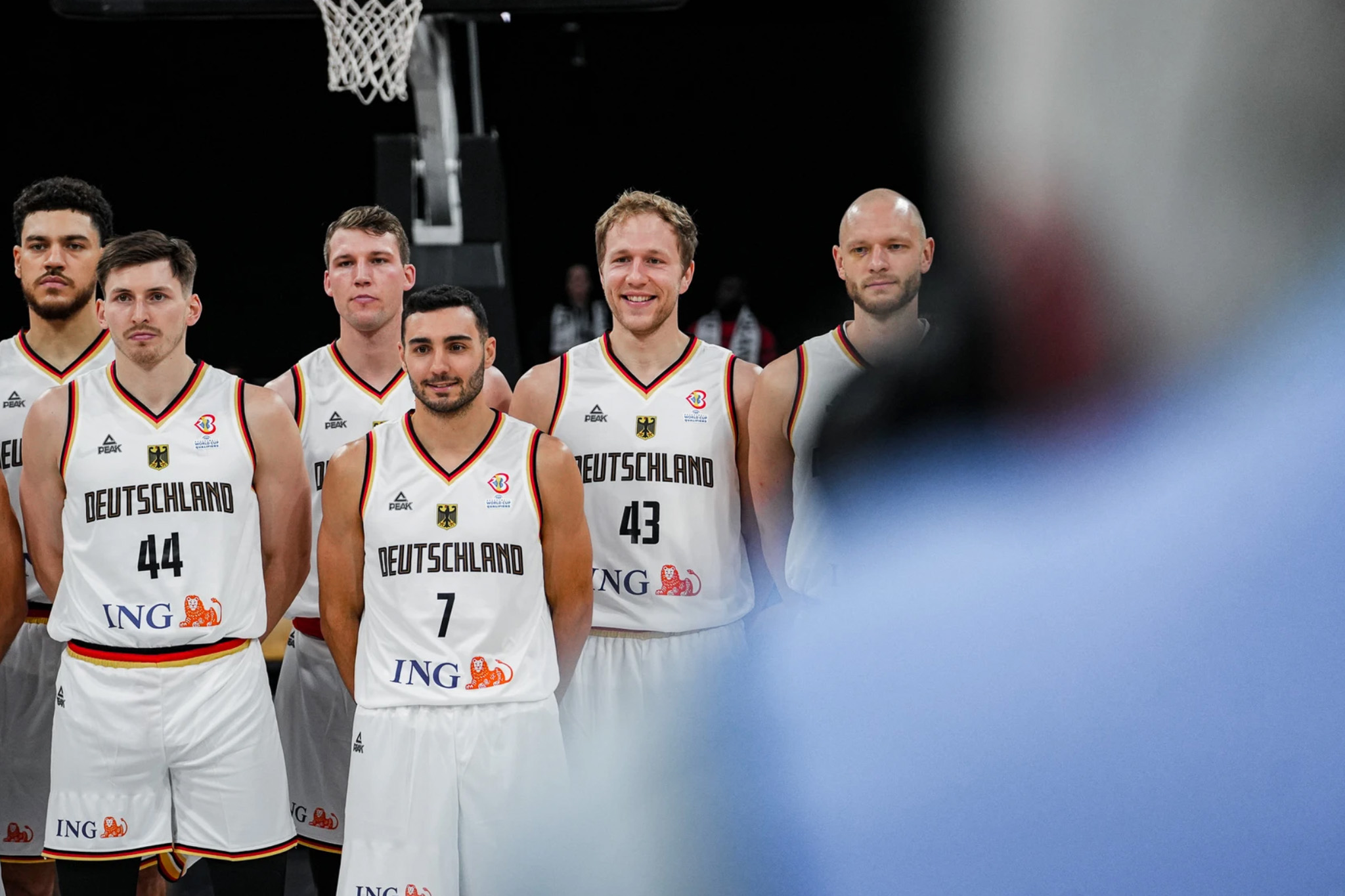 Die deutsche Basketball-Nationalmannschaft mit Christian Sengfelder beim Mannschaftsfoto in Bamberg