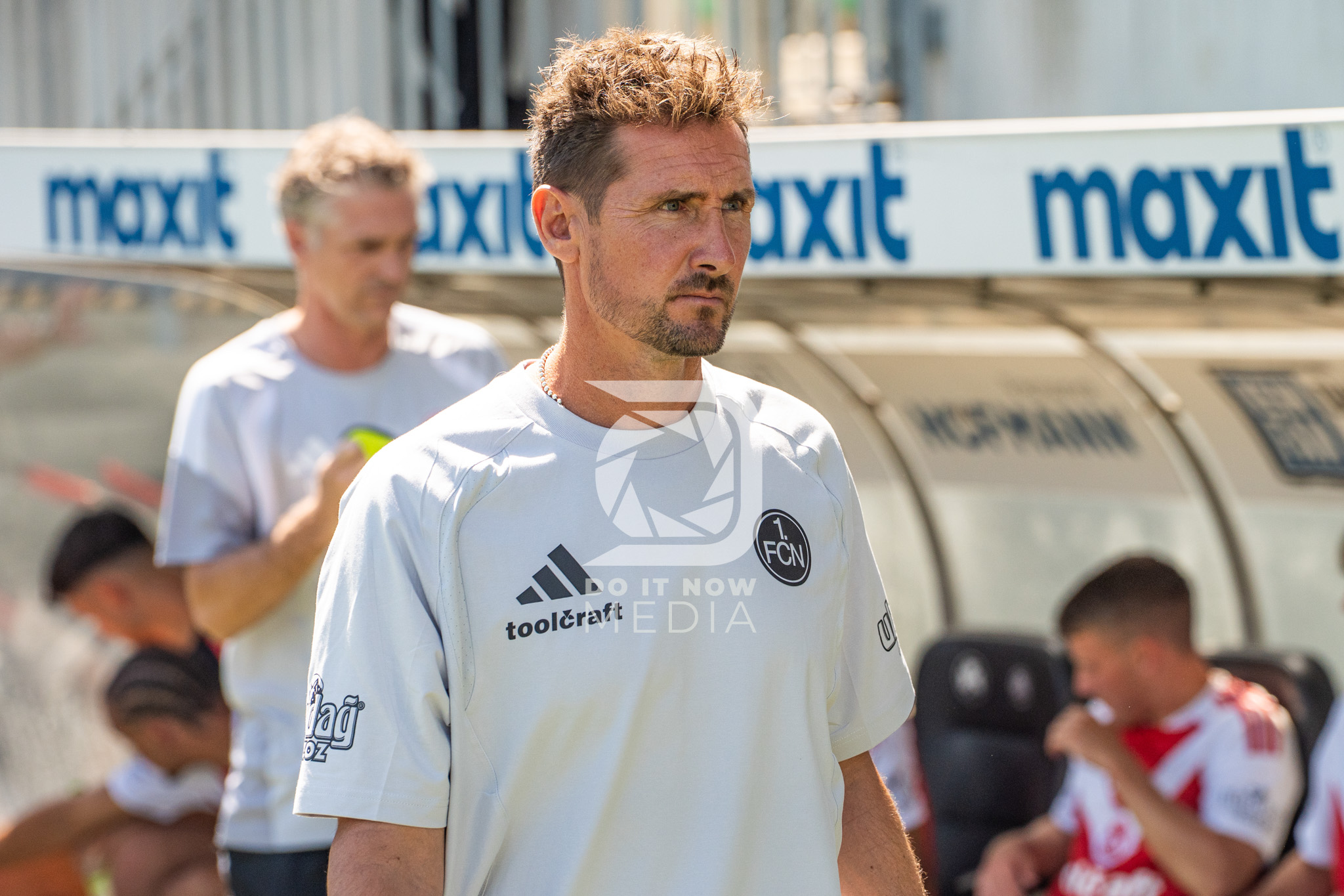 Ein Mitglied des FCN-Trainerteams an der Seitenlinie in Fürth.