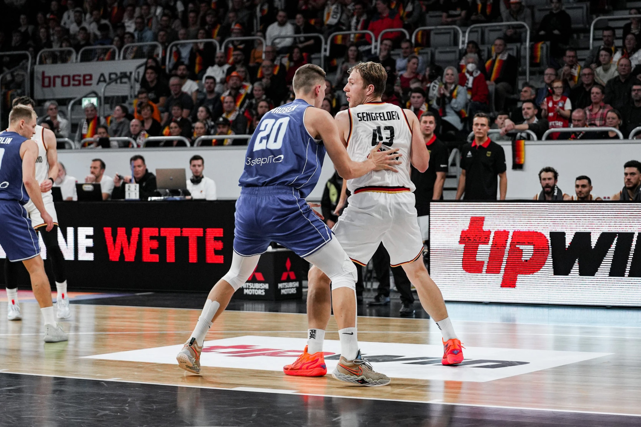 Christian Sengfelder mit der Nummer 43 im Duell mit einem finnischen Verteidiger