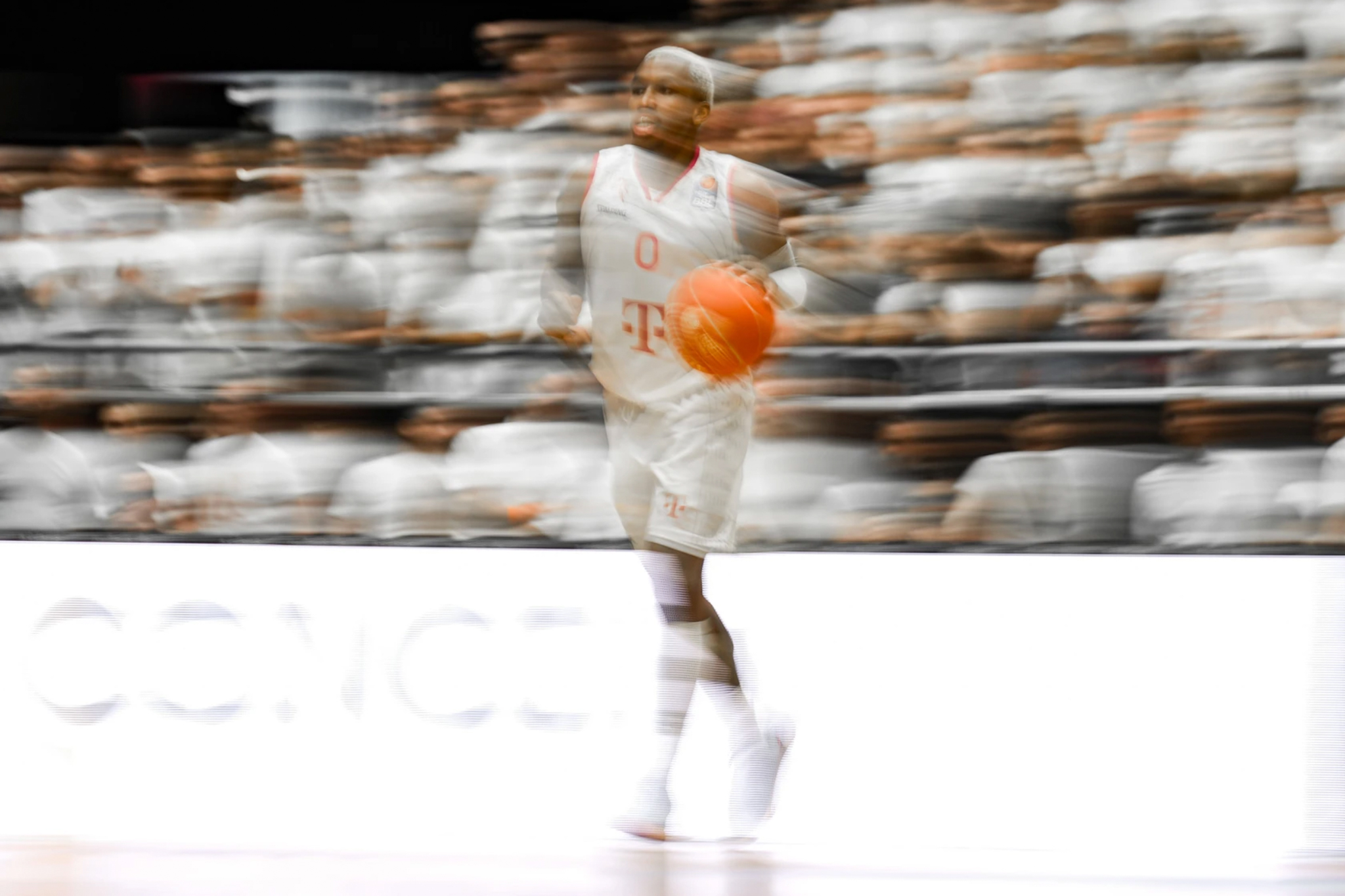 Ein Bonner Spieler führt den Ball in einer Aufnahme mit Bewegungsunschärfe