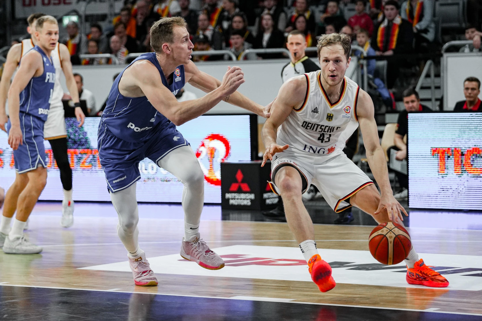 Christian Sengfelder dribbelt gegen einen finnischen Verteidiger