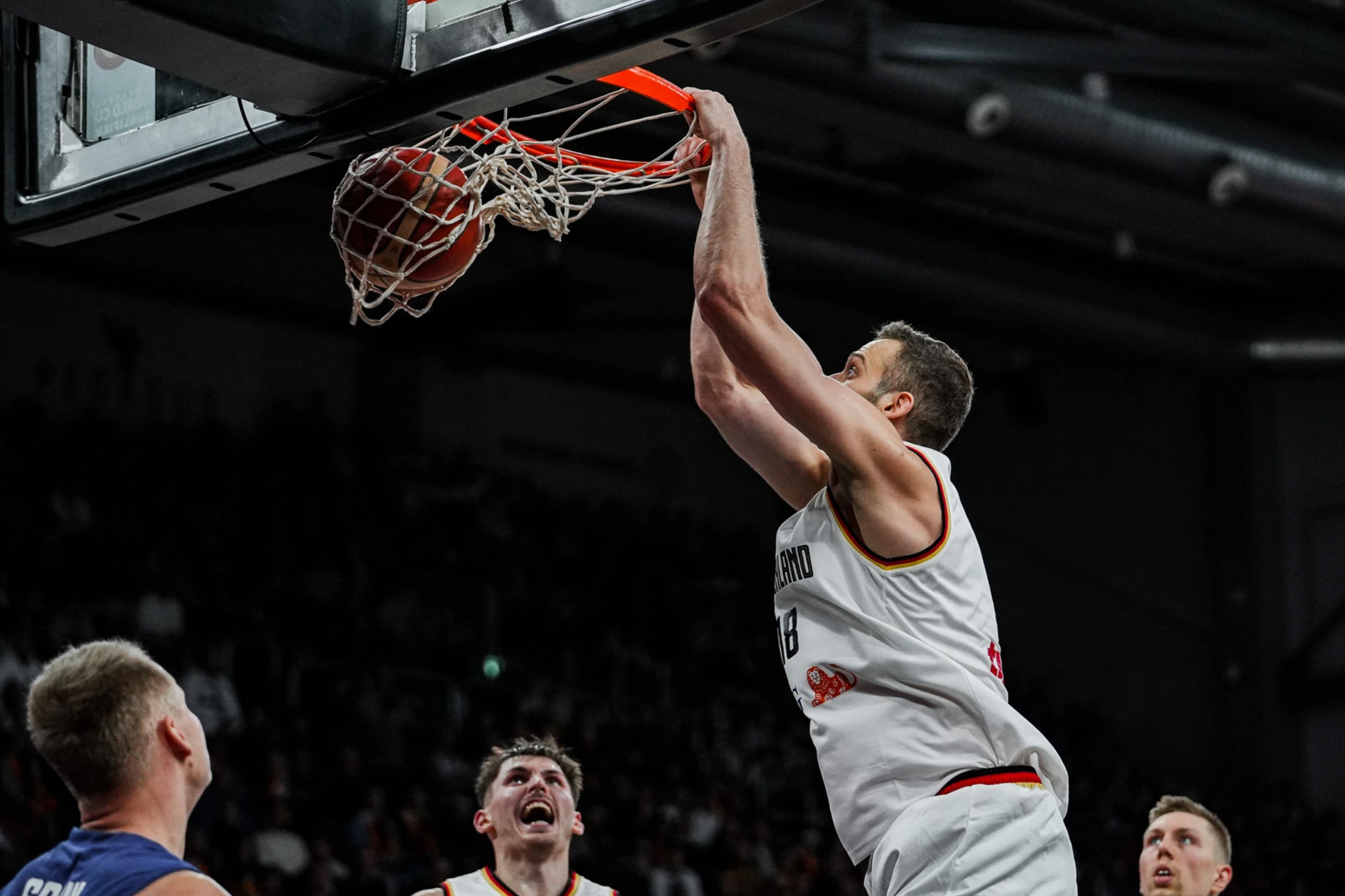 Ein deutscher Nationalspieler versenkt den Ball mit einem Dunk