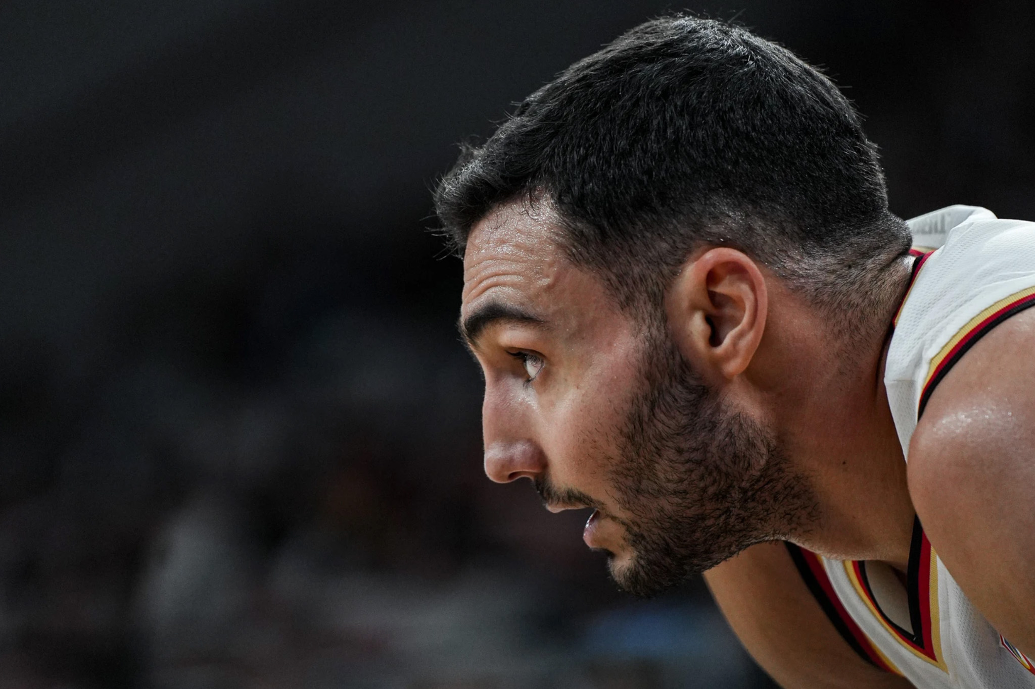 Konzentrierter deutscher Basketball-Nationalspieler im Profil