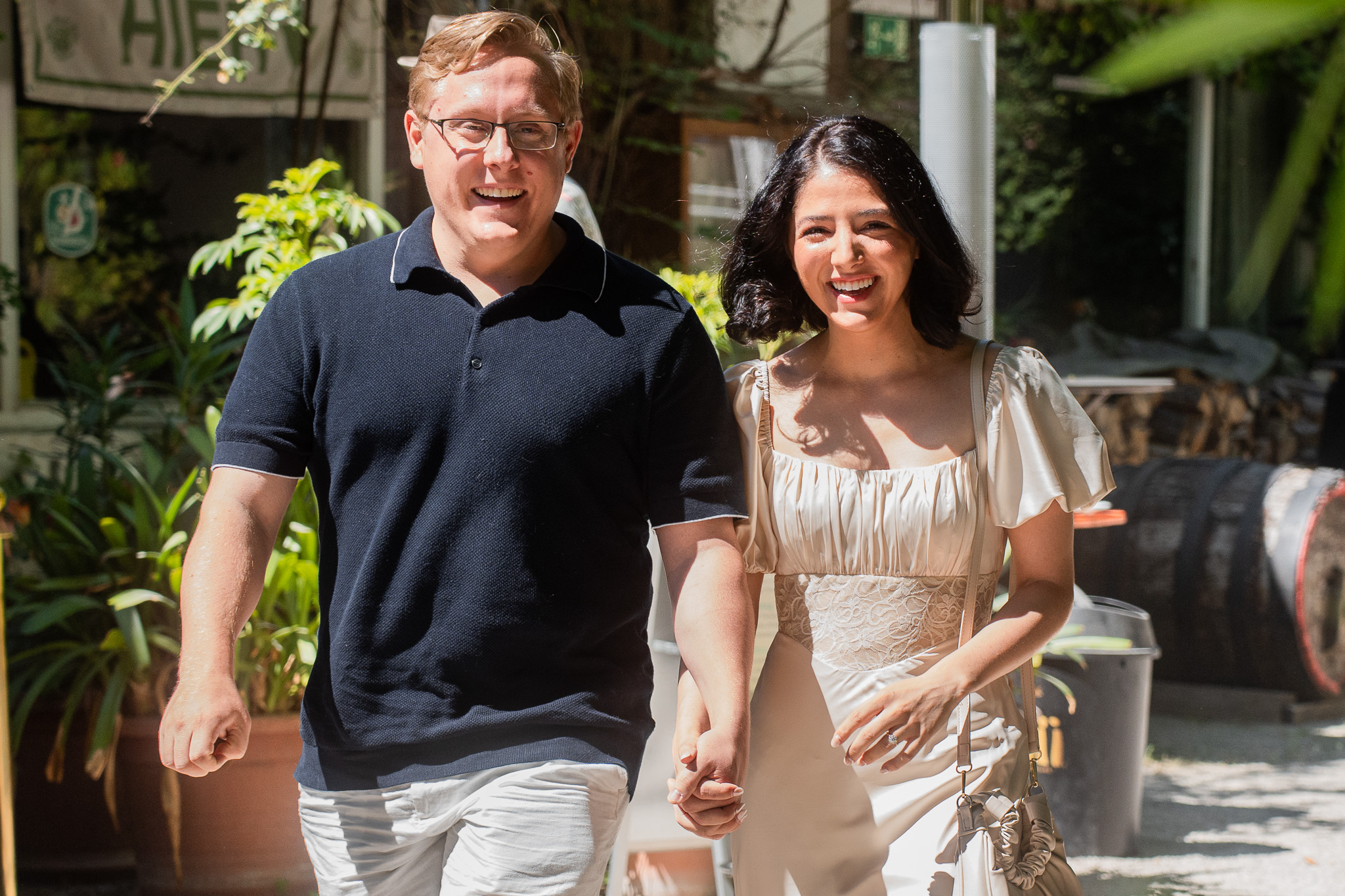 Ryan und Kaitlyn kommen Hand in Hand zu ihrer Verlobungsfeier im Spezi-Keller.